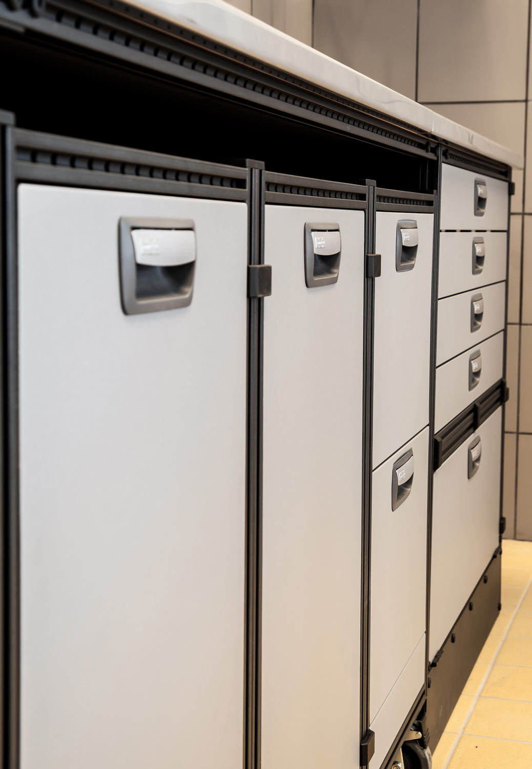 Showroom with example of modul-system shelving and drawers