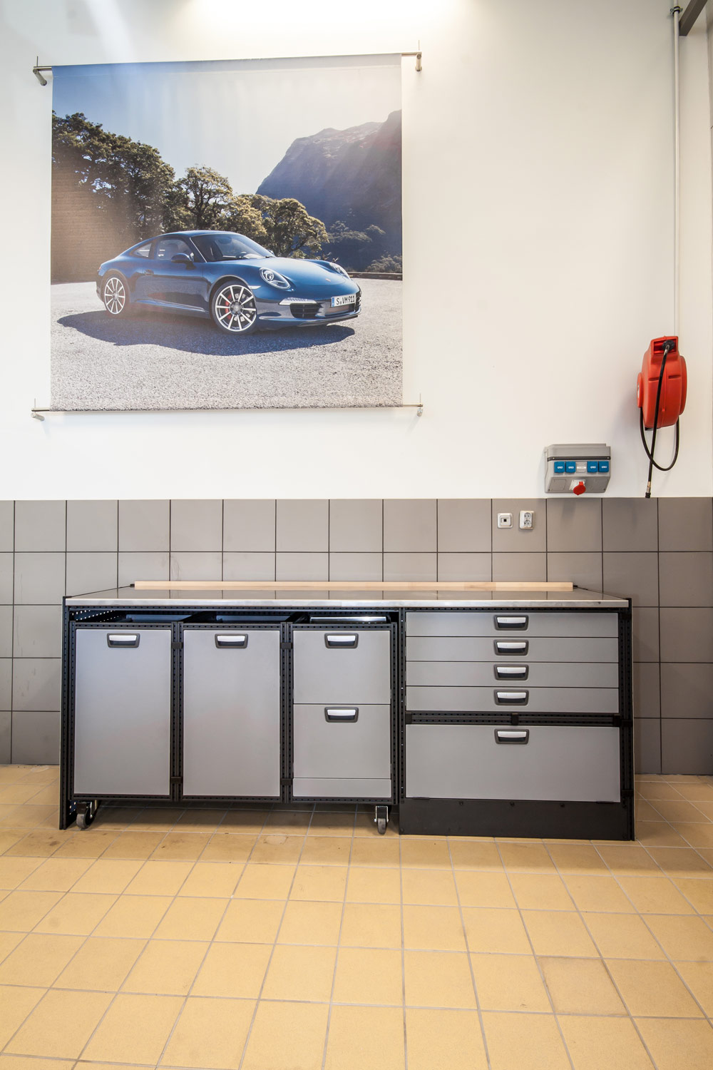 Showroom with example of modul-system shelving and drawers